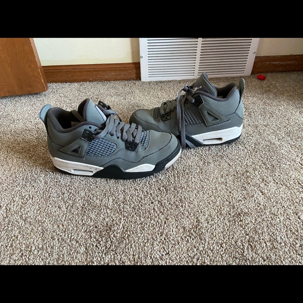 Big kids Jordan shoes in good condition, worn a handful of times